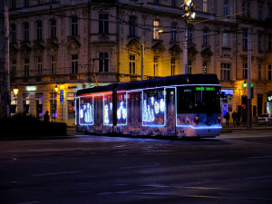 Rozsvícení vánočního stromu sledovaly na náměstí stovky Plzeňanů, ulice už brázdí vánoční tramvaj