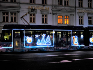 Rozsvícení vánočního stromu sledovaly na náměstí stovky Plzeňanů, ulice už brázdí vánoční tramvaj