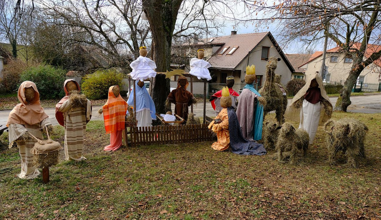 Unikátní betlém s postavami ze sena vyrobili i letos obyvatelé Číčova na Plzeňsku