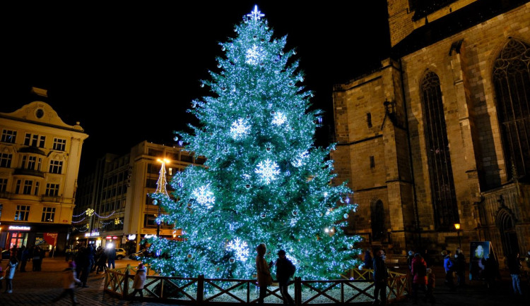 Rozsvícení vánočního stromu sledovaly na náměstí stovky Plzeňanů, ulice už brázdí vánoční tramvaj