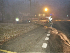 Řidič BMW po smyku na namrzlé silnici smetl dopravní značky i reklamní tabuli