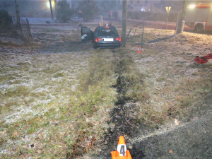 Řidič BMW po smyku na namrzlé silnici smetl dopravní značky i reklamní tabuli