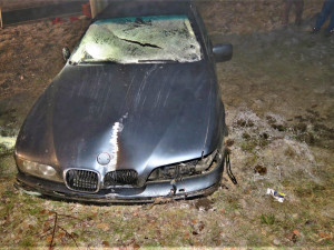 Řidič BMW po smyku na namrzlé silnici smetl dopravní značky i reklamní tabuli