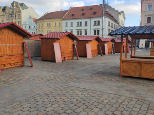 Plzeň bude mít tradiční vánoční trhy, na náměstí Republiky už stojí 85 stánků