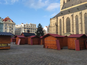 Plzeň bude mít tradiční vánoční trhy, na náměstí Republiky už stojí 85 stánků