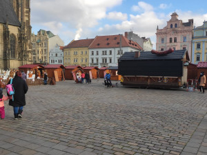 Plzeň bude mít tradiční vánoční trhy, na náměstí Republiky už stojí 85 stánků