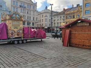 Plzeň bude mít tradiční vánoční trhy, na náměstí Republiky už stojí 85 stánků