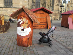 Plzeň bude mít tradiční vánoční trhy, na náměstí Republiky už stojí 85 stánků