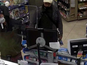 Neznáte muže na snímku? Platili v obchodech odcizenou kartou