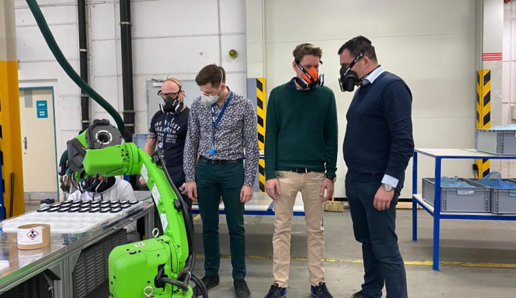 size3-16066811136714-2-europoslanec-zdechovsky-podpori-v-bruselu-plzenskeho-vyrobce-ochrannych-masek-wpa