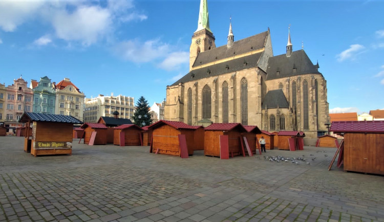 Plzeň bude mít tradiční vánoční trhy, na náměstí Republiky už stojí 85 stánků