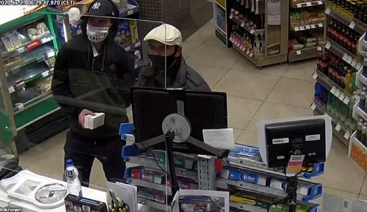 Neznáte muže na snímku? Platili v obchodech odcizenou kartou