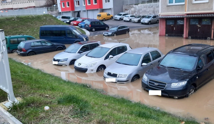 Velká košutecká potopa, voda uvěznila dvě desítky vozů