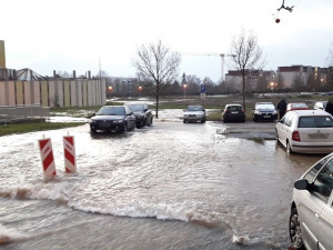 Velká košutecká potopa, voda uvěznila dvě desítky vozů