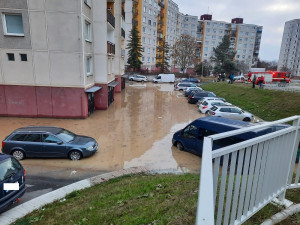 Velká košutecká potopa, voda uvěznila dvě desítky vozů