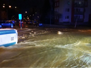 Velká košutecká potopa, voda uvěznila dvě desítky vozů