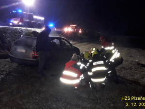 Záchranáři zasahují u nehody poblíž Malých Hydčic na Klatovsku