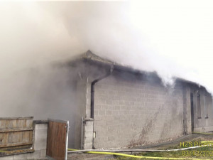 Deset jednotek hasičů bojuje s požárem rodinného domu