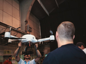 Létáte s dronem? Začnou platit nová přísnější pravidla pro jejich provozování