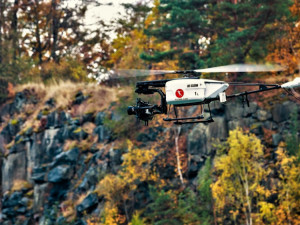 Létáte s dronem? Začnou platit nová přísnější pravidla pro jejich provozování