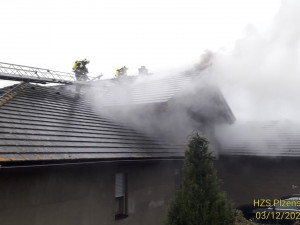 Deset jednotek hasičů bojuje s požárem rodinného domu