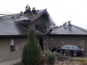 Deset jednotek hasičů bojuje s požárem rodinného domu