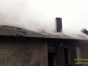 Deset jednotek hasičů bojuje s požárem rodinného domu