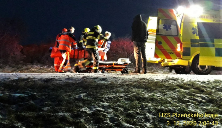 Záchranáři zasahují u nehody poblíž Malých Hydčic na Klatovsku