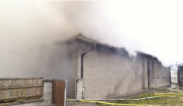 Deset jednotek hasičů bojuje s požárem rodinného domu