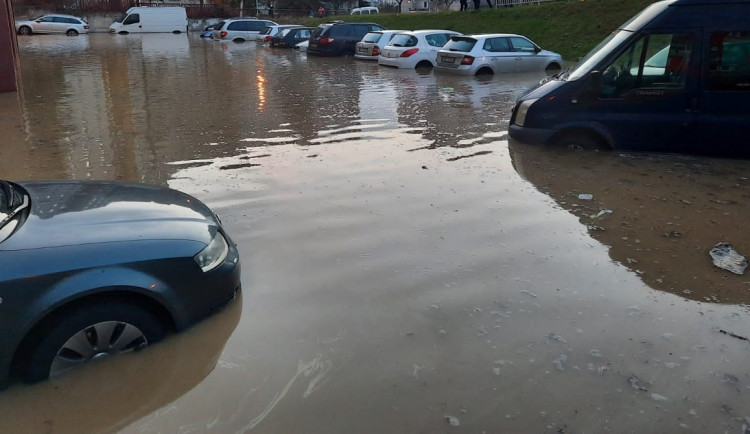 Za vzniklou lagunu na Košutce může 40 let staré litinové potrubí
