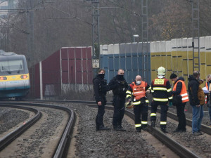 Srážku s vlakem nepřežila jedenáctiletá holčička, přecházela, kde neměla