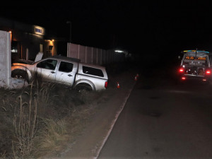 Opilý motorista překonal s autem příkop a zdemoloval betonovou hradbu