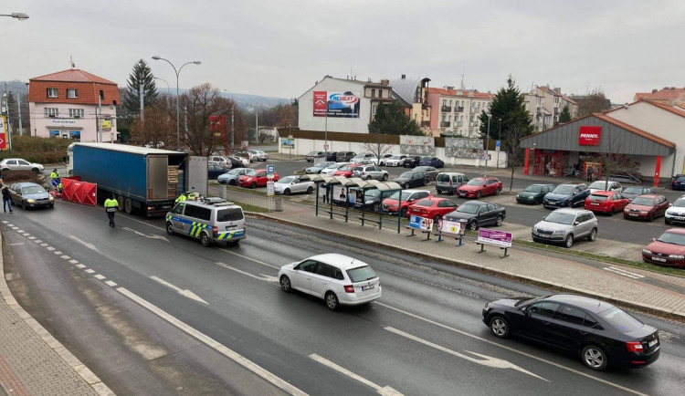 Černý pátek pokračuje, chodkyně zemřela na přechodu pod koly kamionu