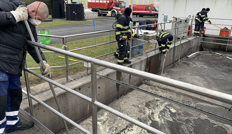 Další únik nebezpečných ropných látek do plzeňské kanalizace zachytila čistička v Jateční 