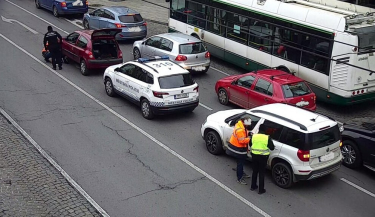 Řidiče při výměně kola uprostřed rušné silnice stíhala jedna pohroma za druhou