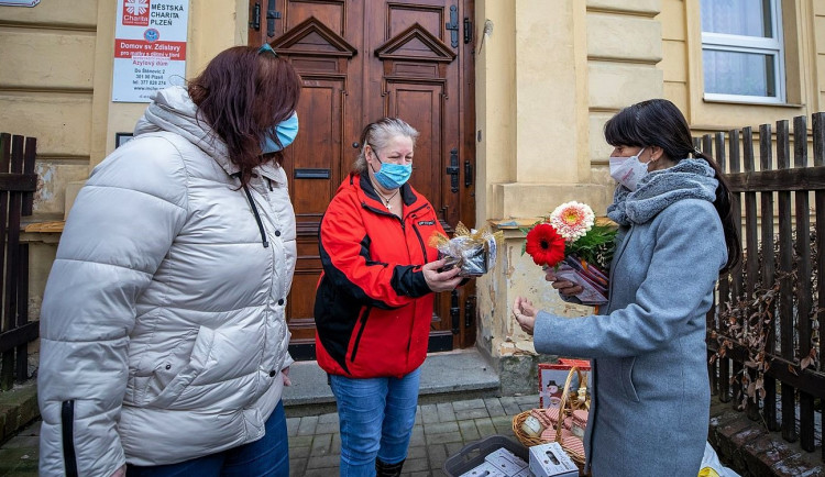 Hejtmanka Ilona Mauritzová přivezla mikulášskou nadílku do domova pro matky s dětmi v nouzi