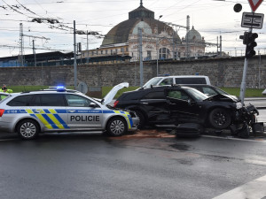Policisté spěchající k zásahu havarovali,