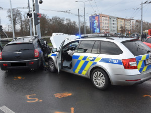Policisté pronásledovali ukradený vůz, cestu jim zkřížil ukrajinský řidič