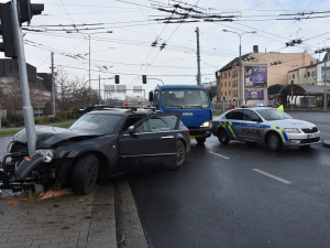 Policisté pronásledovali ukradený vůz, cestu jim zkřížil ukrajinský řidič