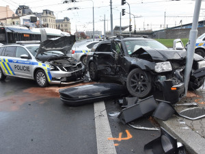 Policisté pronásledovali kradený vůz, cestu jim zkřížil ukrajinský řidič