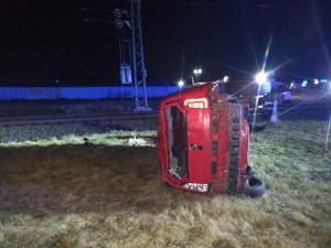 Opilý řidič přeletěl železniční přejezd a narazil do signalizačního zařízení