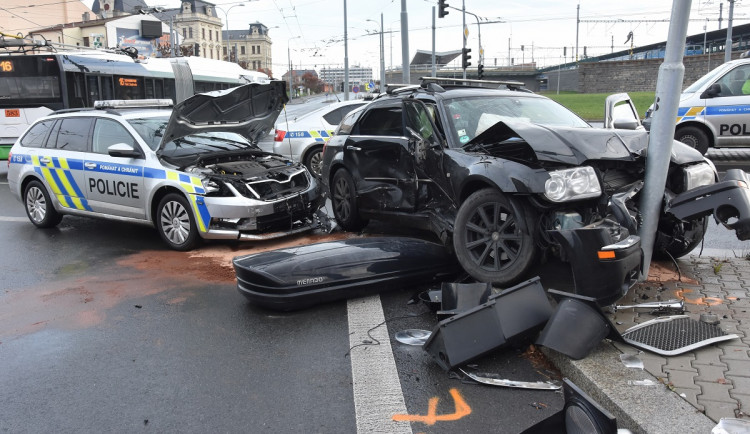 Policisté pronásledovali ukradený vůz, cestu jim zkřížil ukrajinský řidič