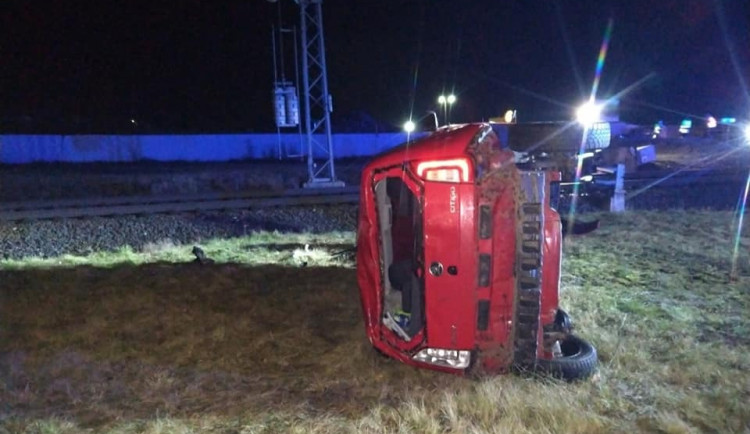 Opilý řidič minul železniční přejezd a narazil do signalizačního zařízení