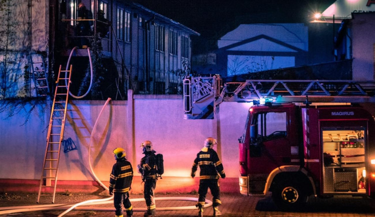 Požár opuštěné budovy mají na svědomí bezdomovci, kteří si vařili jídlo