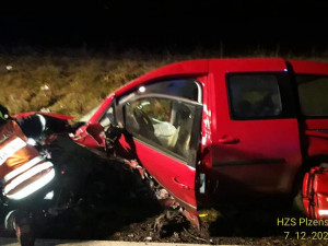 Pět lidí včetně tříletého dítěte se zranilo při čelním střetu dvou osobních automobilů