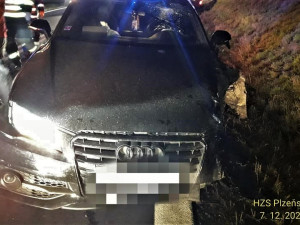 Pět lidí včetně tříletého dítěte se zranilo při čelním střetu dvou osobních automobilů