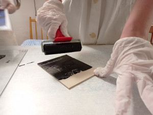 Proč mít rybí šupinu jen v peněžence? Dílny představují hravé adventní tvoření