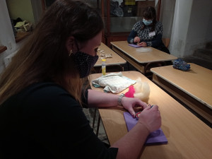 Proč mít rybí šupinu jen v peněžence? Dílny představují hravé adventní tvoření