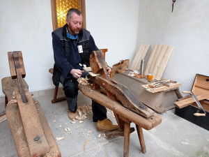 Proč mít rybí šupinu jen v peněžence? Dílny představují hravé adventní tvoření