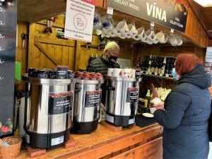 Trhovce i zákazníky zklamalo vládní nařízení zakazující konzumaci jídla i alkoholu na veřejnosti